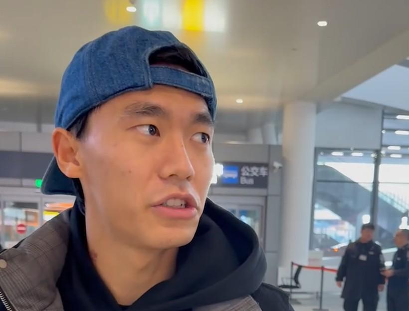 胡荷韬：感谢球迷前来接机，因为有他们我们才更有动力